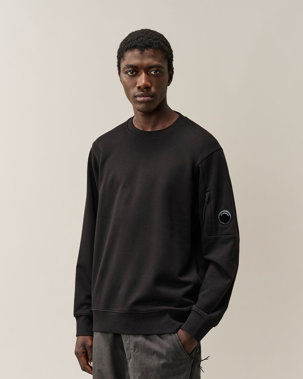 felpa con lente iconica RCCMSS713A 005086W 999 BLACK CP COMPANY 