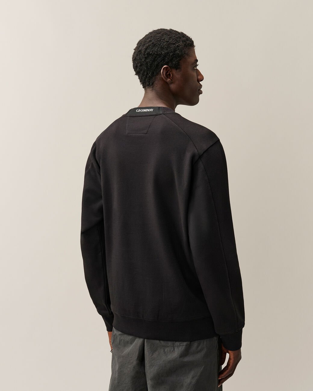 felpa con lente iconica RCCMSS713A 005086W 999 BLACK CP COMPANY 