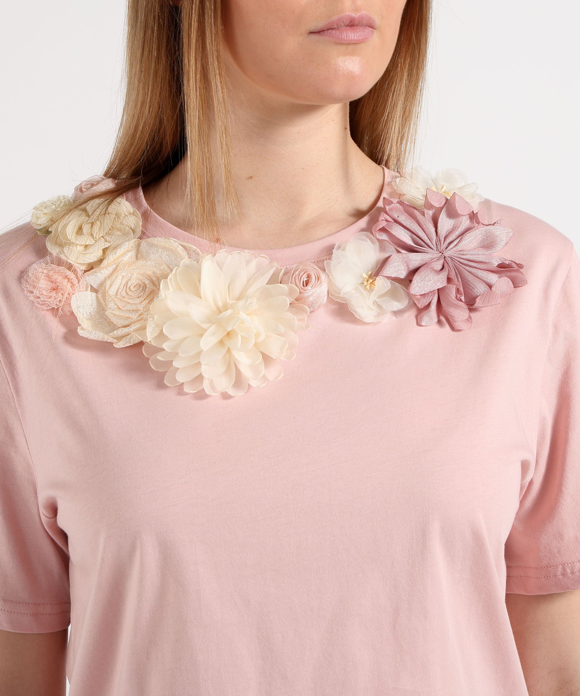 t-shirt con applicazioni collo A26SSTS53 ROSA AMOSA 