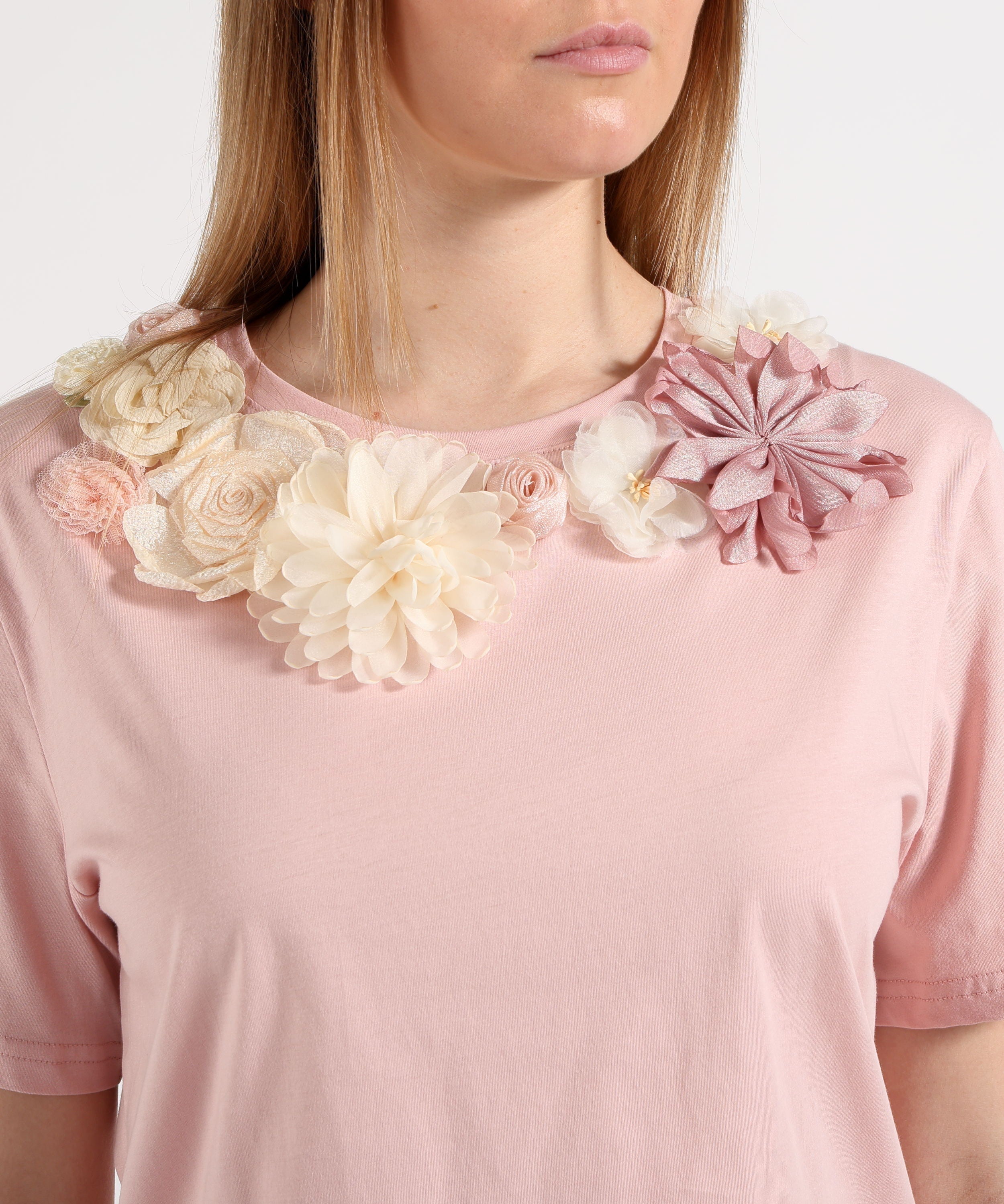 t-shirt con applicazioni collo A26SSTS53 ROSA AMOSA 