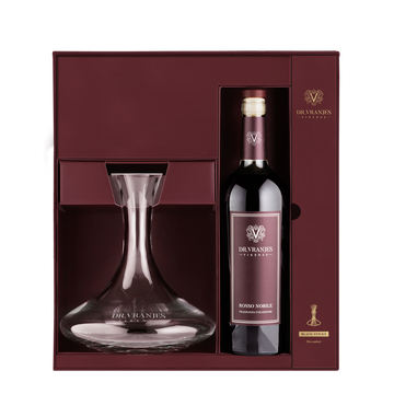 decanter rosso nobile e bottiglia bordolese