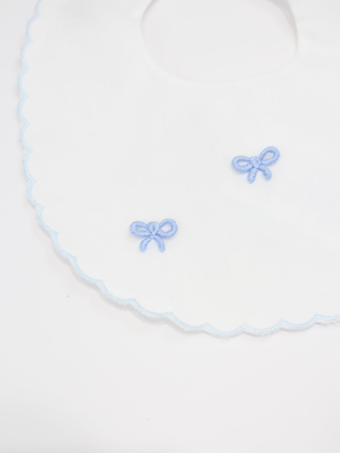 bavetta in cotone con fiocco 32 BAVETTA UNI PICCOLA GIUGGIOLA 