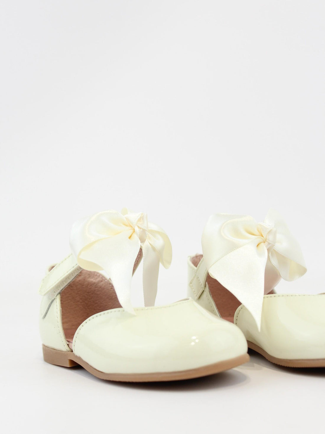 Scarpina lucida con fiocco raso IT3031-52 PIEL CHAROL PORCELANA CAMINITO 
