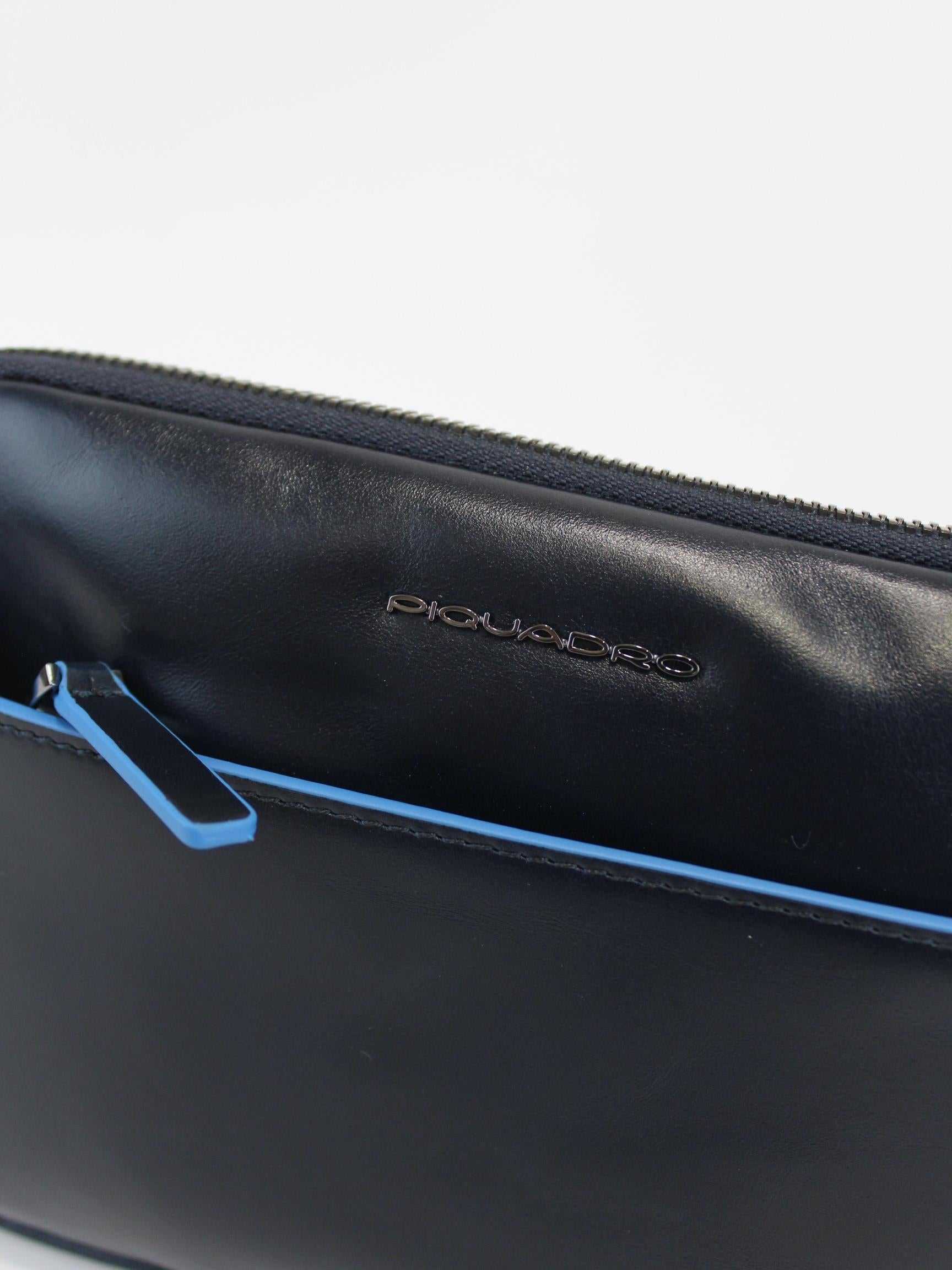 pochette linea b2 AC5946B2R BLU2 PIQUADRO 