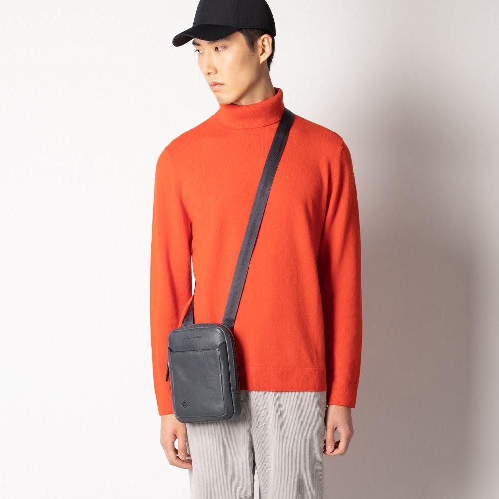 borsello piccolo con tracolla CA3084B3 BLU4 PIQUADRO 