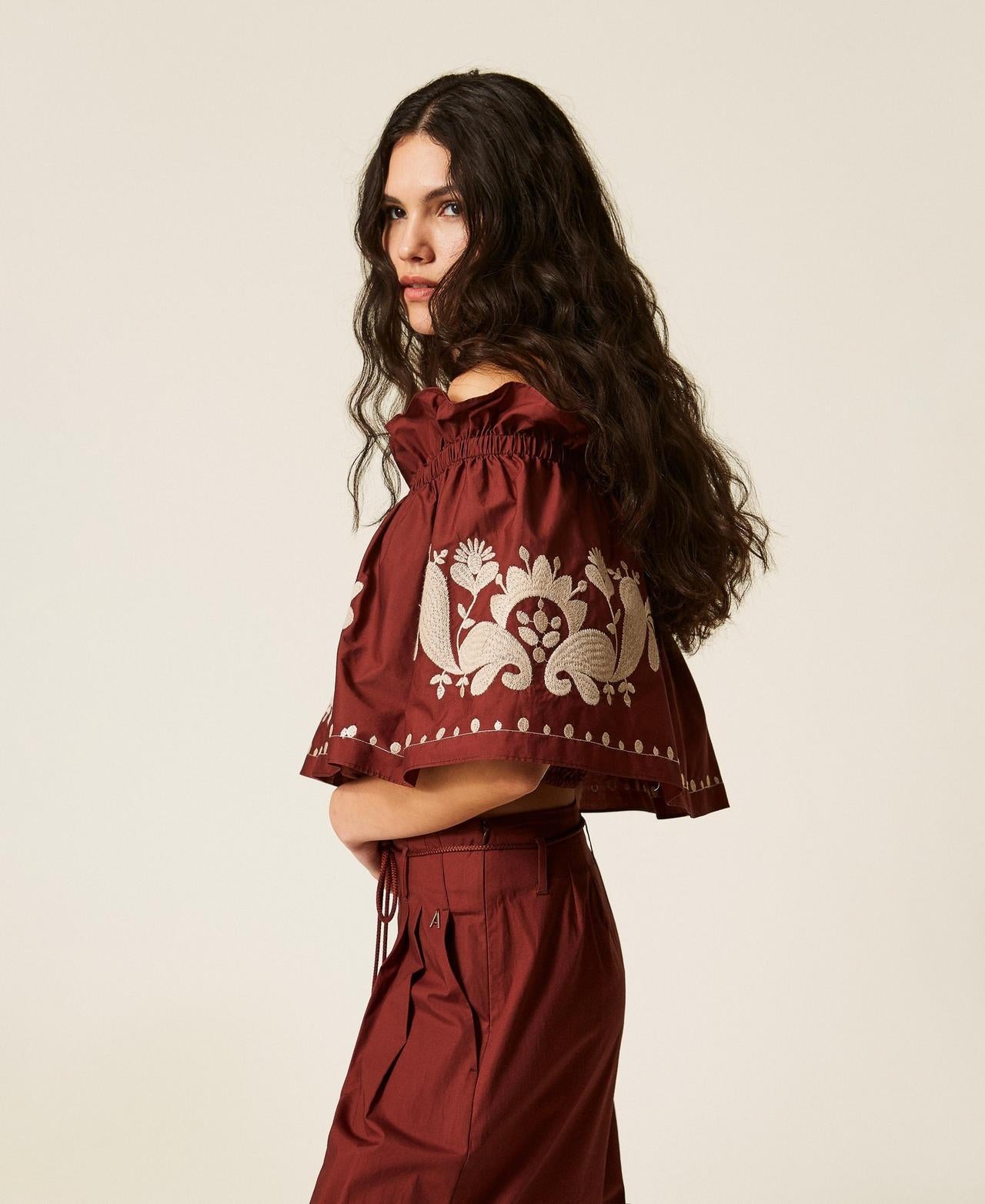 top in popeline con ricami scollo 261AT2042 00260 TWINSET ACTITUDE 