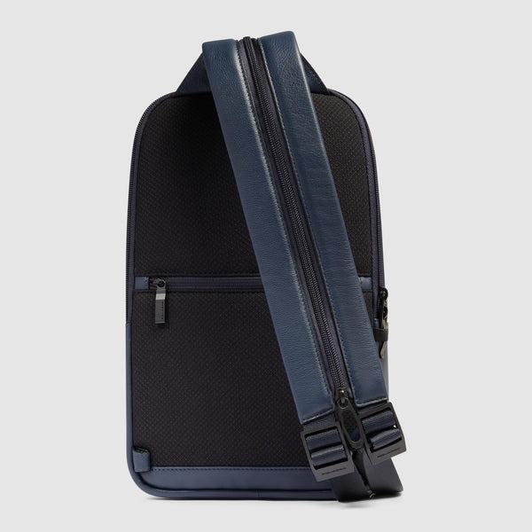 zaino monospalla in pelle CA6764W137 BLU PIQUADRO 