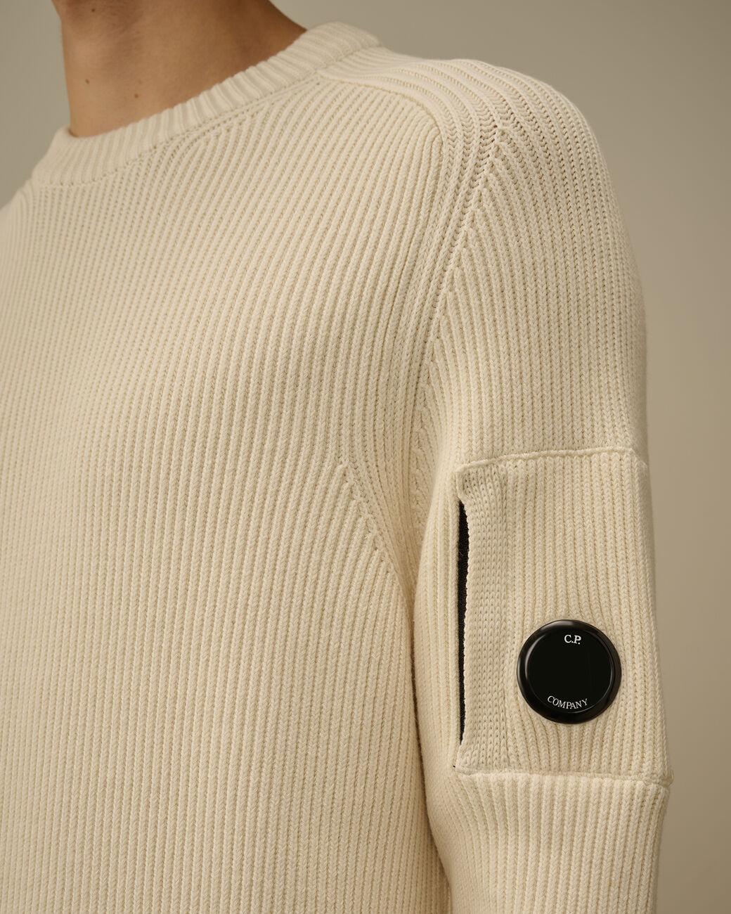 maglione con lente iconica 19CMKN015A 006608A 103 CP COMPANY 