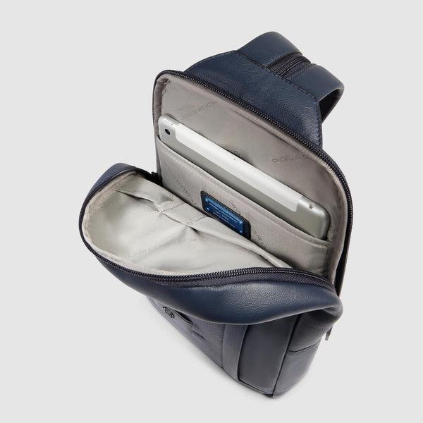 zaino monospalla in pelle CA6764W137 BLU PIQUADRO 