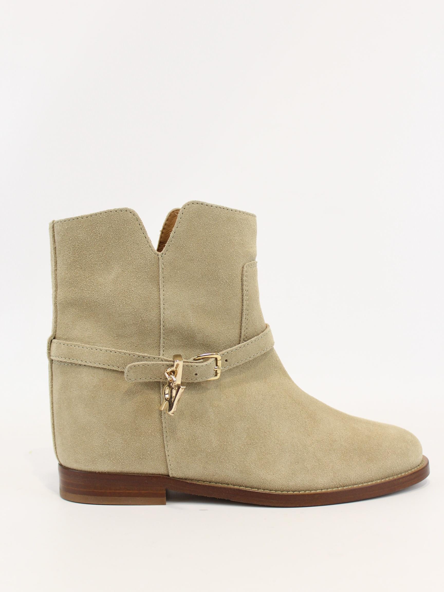 stivaletto con ciondolo logo 4398 FANGO VIA ROMA 15 